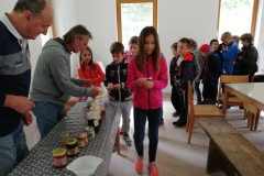 Drugošolci na ogledu vrtnarije